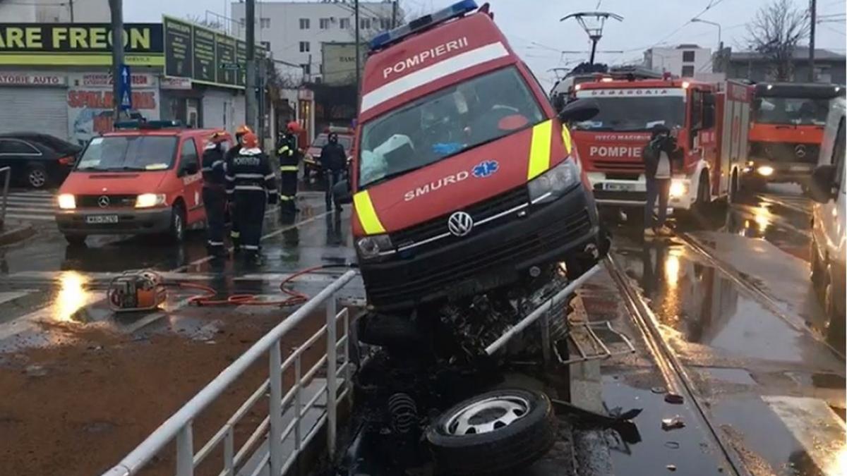 Accident grav în Capitală. O ambulanță a intrat într-un refugiu de tramvai. Echipajul a fost rănit