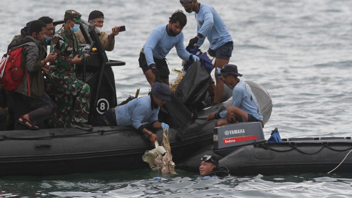 UPDATE Tragedie în Indonezia. Semnale care provin de la cutia neagră a avionului prăbușit, detectate