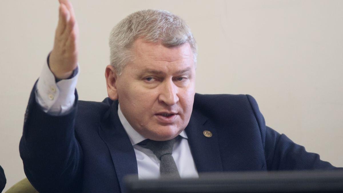  Atac sub forma unei pilde pentru Ludovic Orban. „Zeul tot Zeu. Vrea fotoliul ăl mai mare, bufonii să îl distreze”