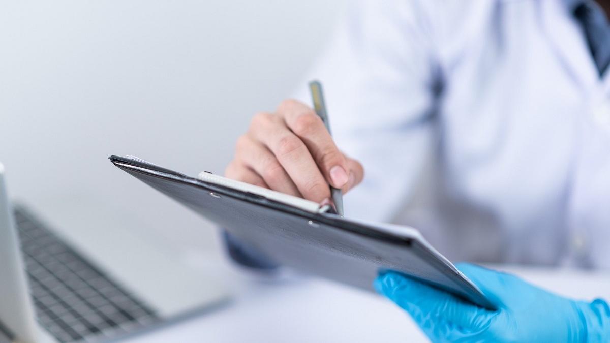 Pacienții, victime în haosul vaccinării. Sunt tratați ba cu amenințări, ba cu ridicări din umeri