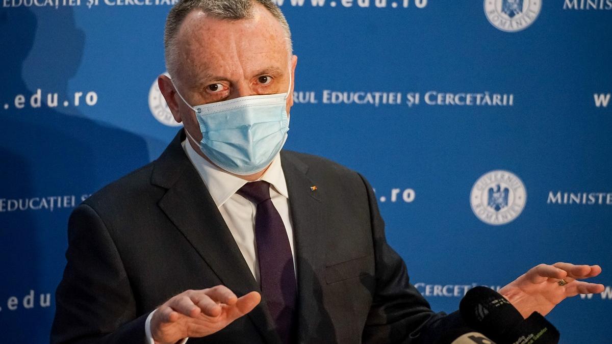 Sorin Cîmpeanu: Am asigurări că vaccinarea profesorilor va începe înainte de 8 februarie