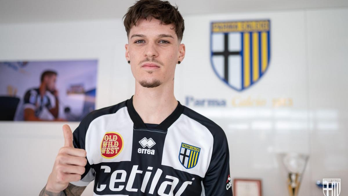 Transfer record. Dennis Man a semnat pentru Parma