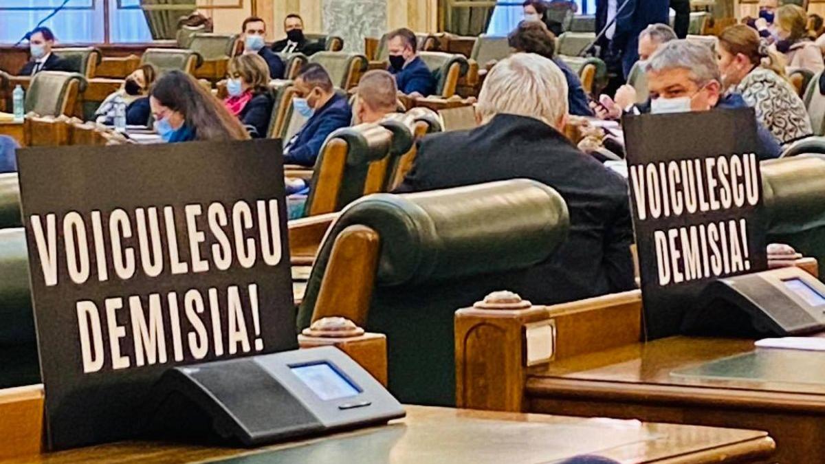 Pancarte NEGRE în Parlament: PSD anunță MOȚIUNE împotriva ministrului Vlad Voiculescu