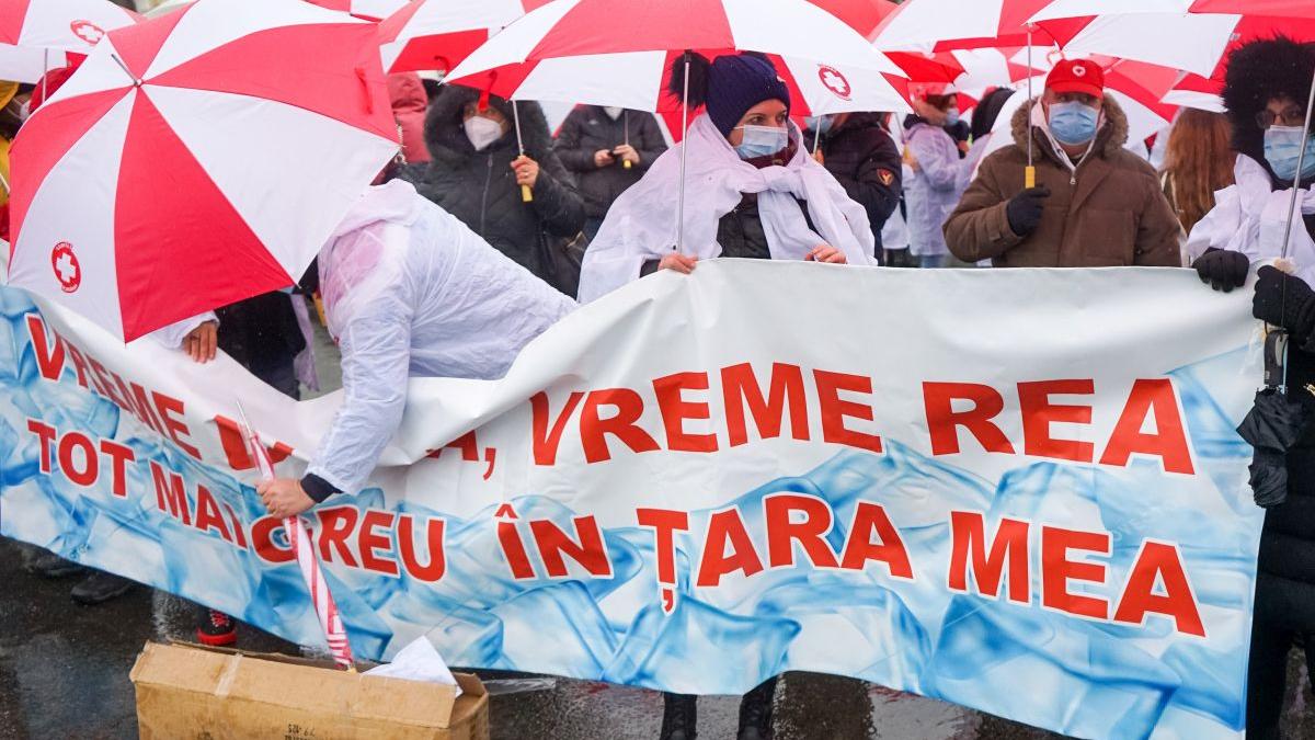 Sindicaliştii Federaţiei SANITAS protestează în faţa Guvernului