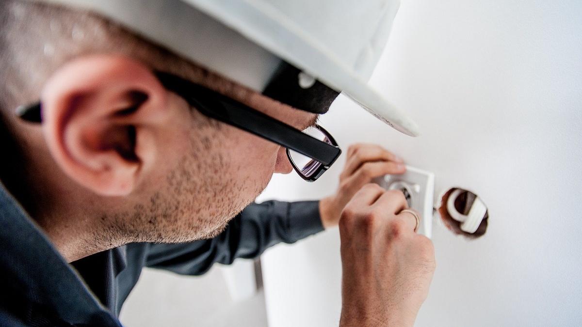 Pericolul din pereții caselor. Firele comuniste, atacate de electrocasnicele capitaliste