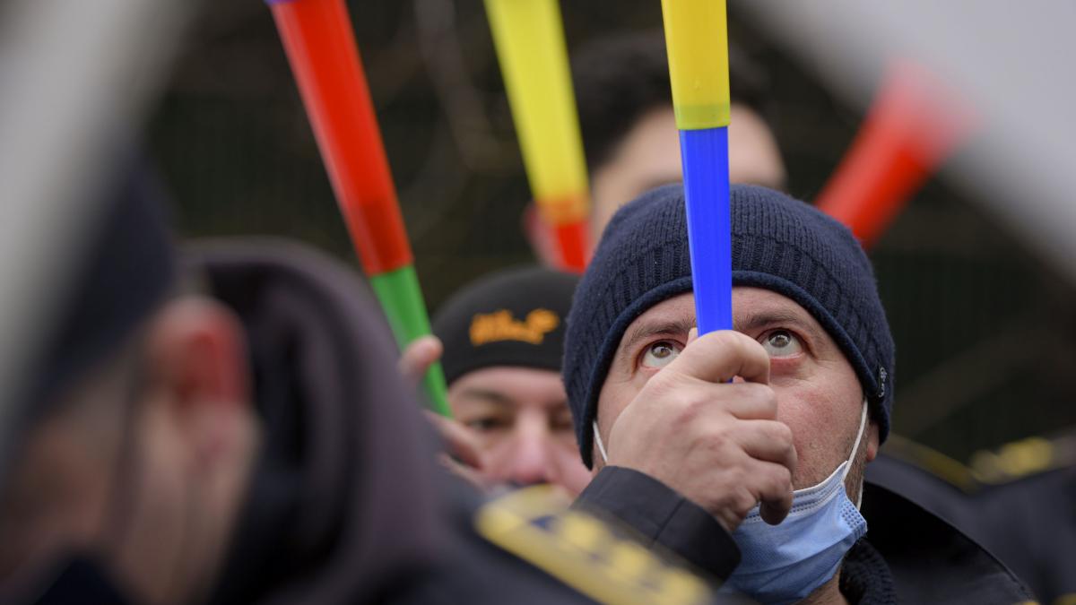 Protest al sindicaliștilor CNS Cartel Alfa la sediul Ministerului Muncii
