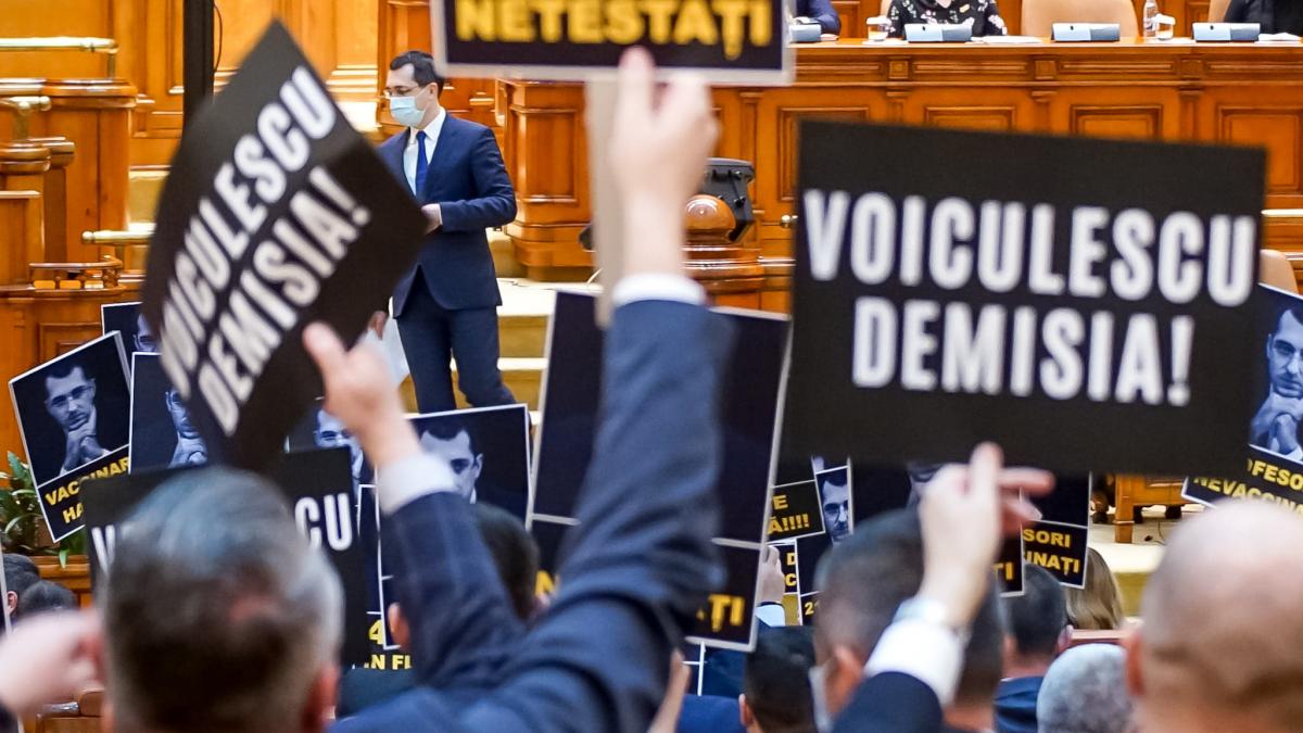 VIDEO. Tensiuni la dezbaterea moțiunii simple depuse de PSD împotriva lui Vlad Voiculescu. Alfred Simionis a cerut ca votul să se dea azi