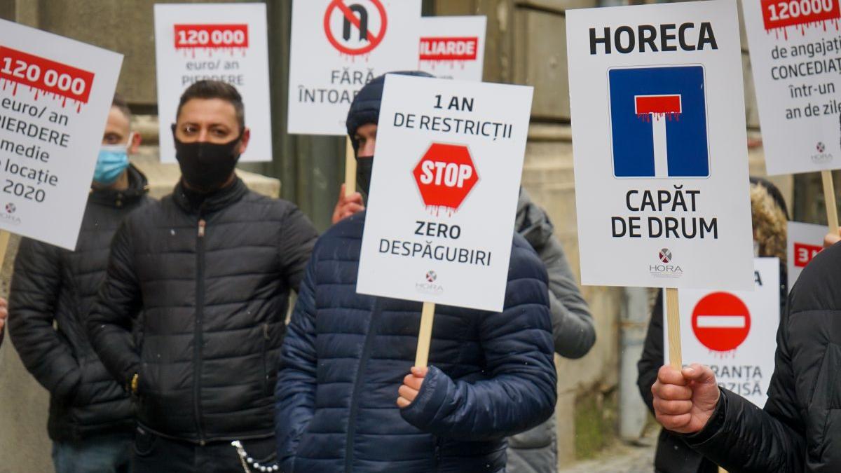 Sute de angajați din HoReCa protestează în mai multe orașe din țară, faţă de măsurile bugetare