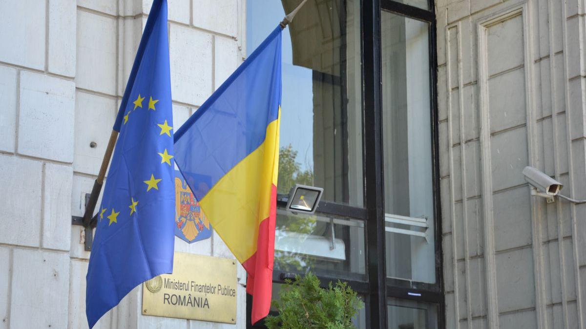 Ministerul Finanțelor își strânge gunoiul de la sediul central cu ajutorul unei firme acuzate de procurori că a deversat deșeuri în râul Argeș