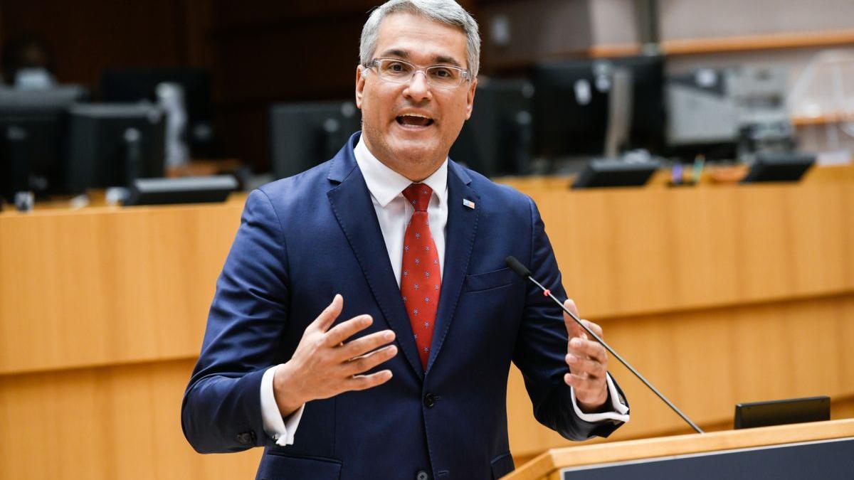 Compania Coaliției de dreapta, cu acționarul plecat puțin la Bruxelles. Afacerile, transferate de la un guvern la altul