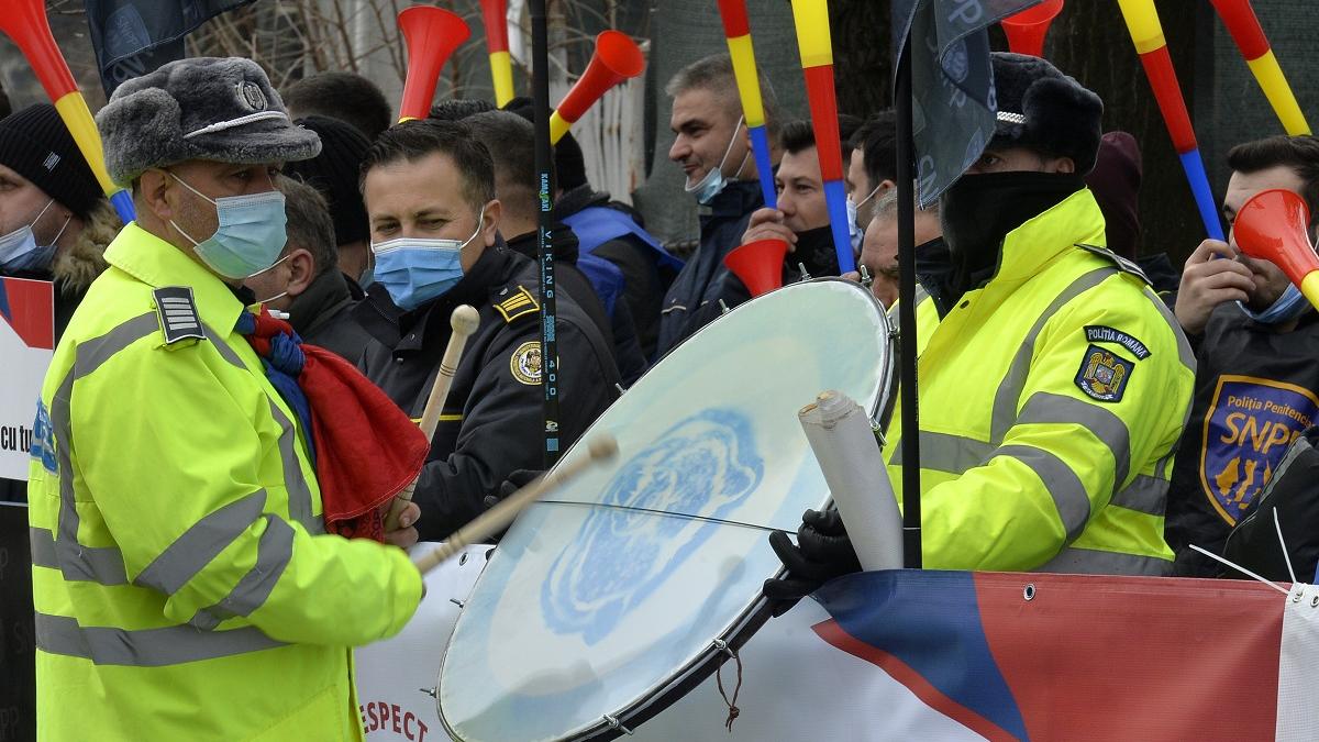 Reacții ca pe stadion la protestul polițiștilor