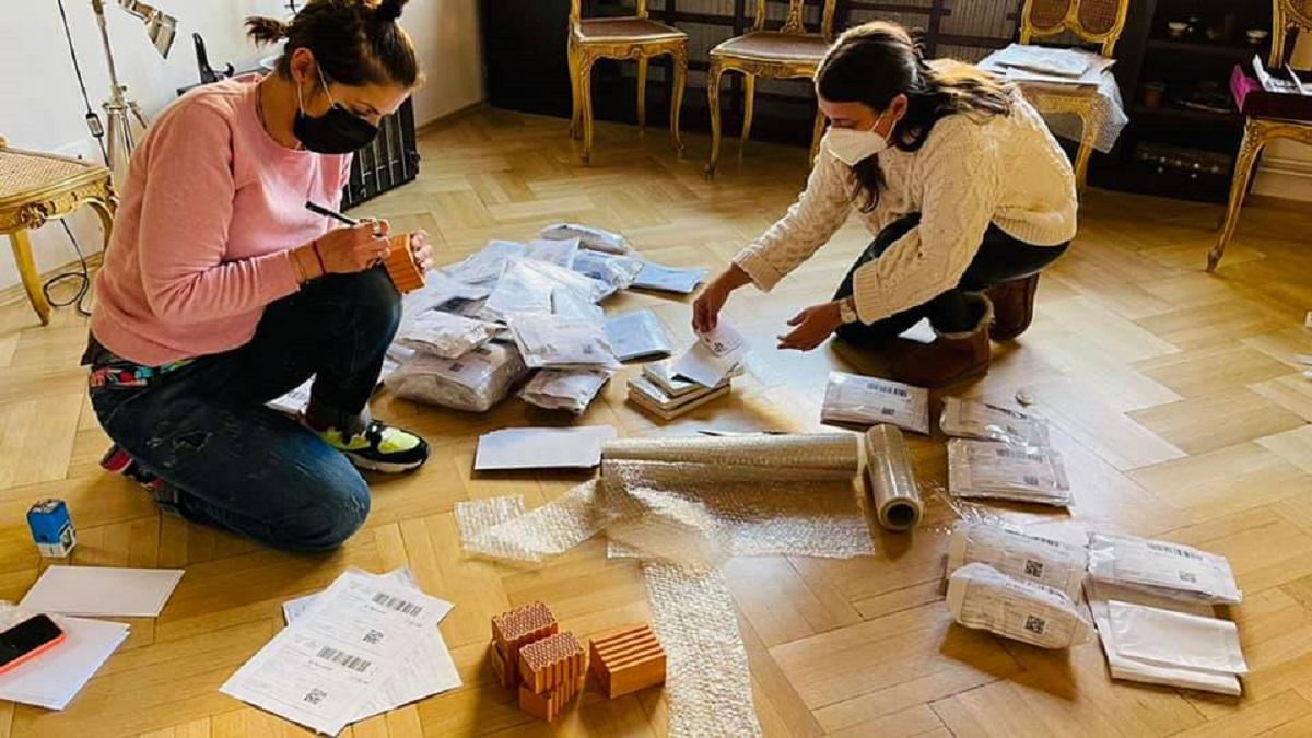 Premieră națională: Marii actori vând mărțișoare, ca să construiască un teatru de la zero