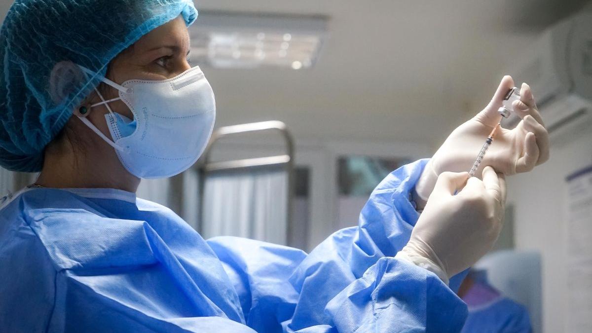 Cel mai tânăr român care s-a vaccinat anti-COVID este din Bucureşti şi are 16 ani