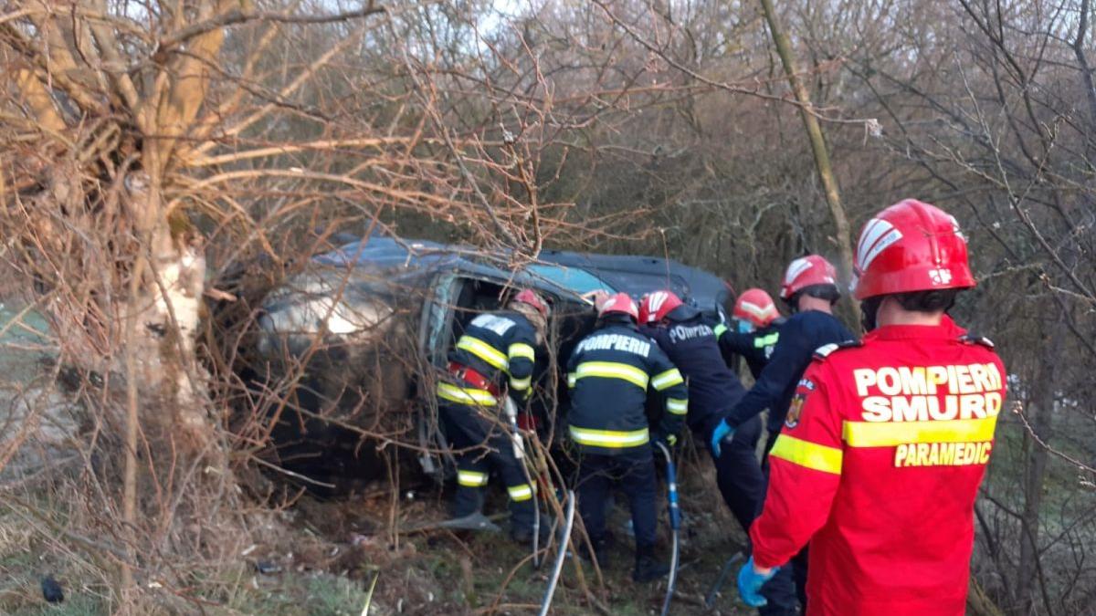 Vâlcea: Două persoane au murit, după ce o mașină a intrat într-un copac