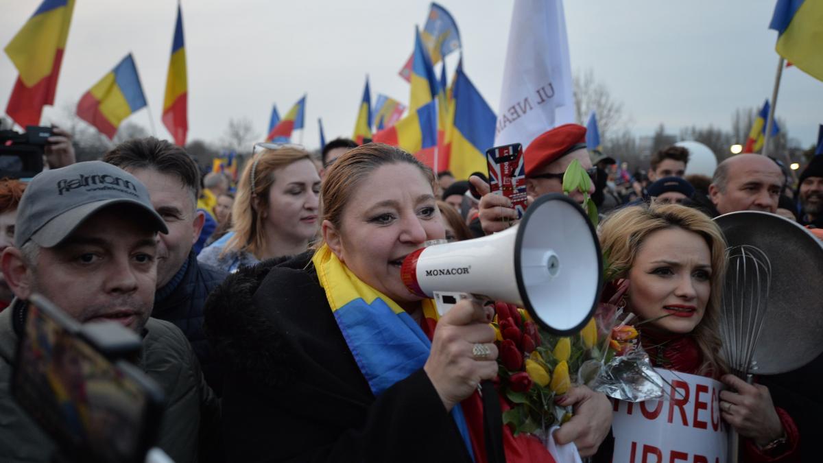 Diana Șoșoacă a fost amendată pentru protestul de sâmbătă. Florin Cîțu: Nimeni nu este mai presus de lege