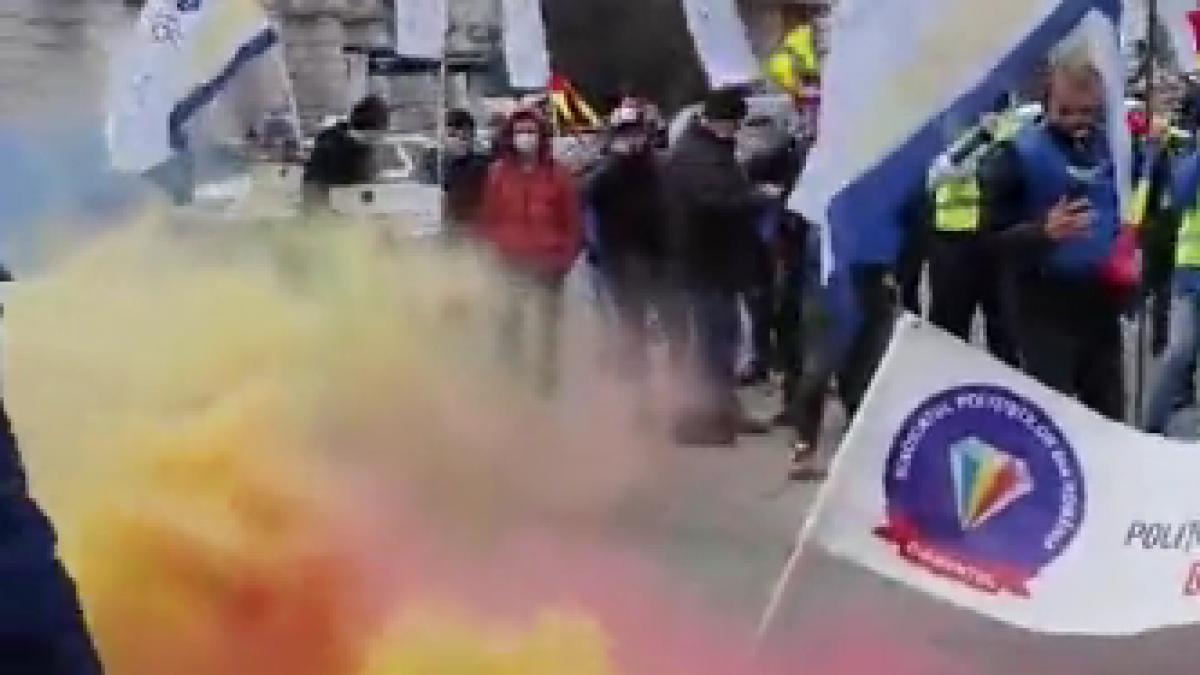 VIDEO. Protest cu fumigene al sindicaliștilor din Poliție în fața Ministerului de Interne