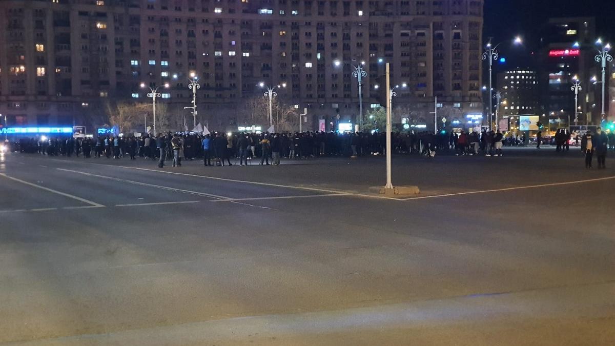 Fără încredere în politicieni   „Virușii nu circulă noaptea”