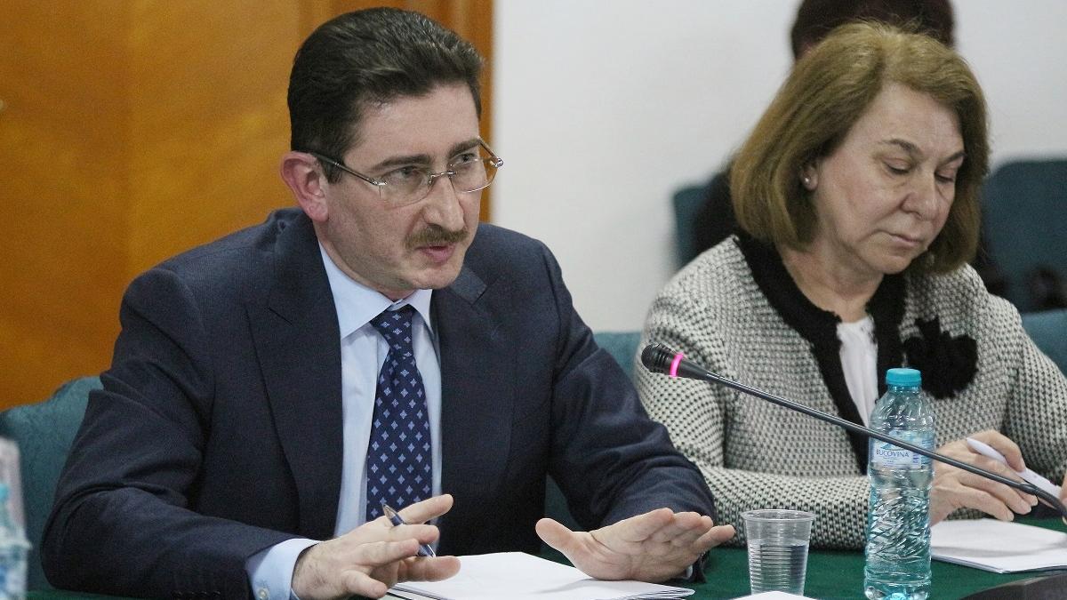 Cine este demnitarul care s-a legat de scaun până moare COVID-ul
