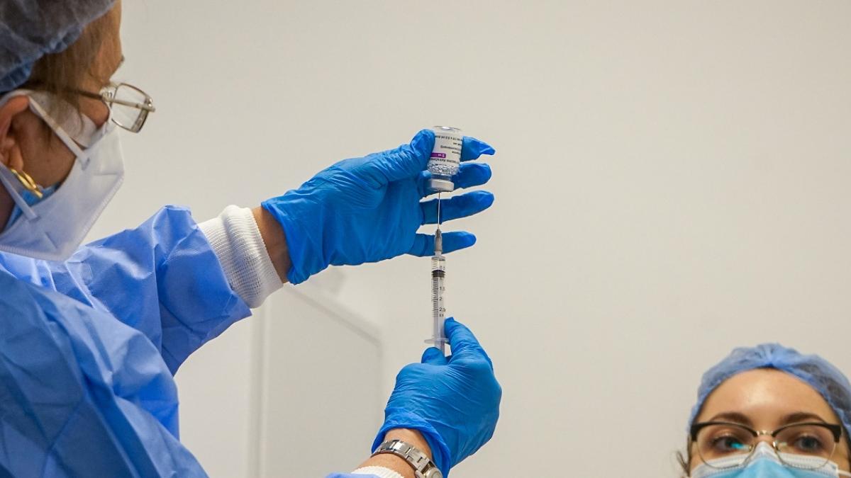 AstraZeneca: englezii limitează, românii înțeapă tot