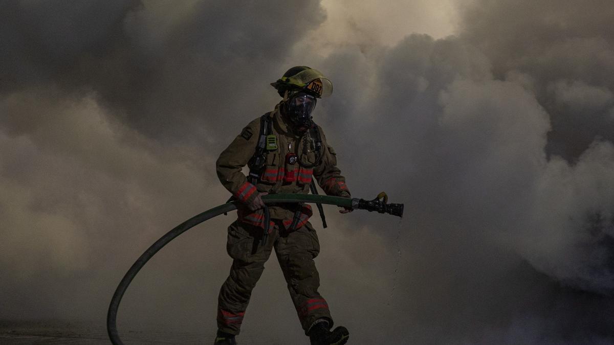 Incendiu masiv în oraşul Sankt-Petersburg. Un pompier a murit