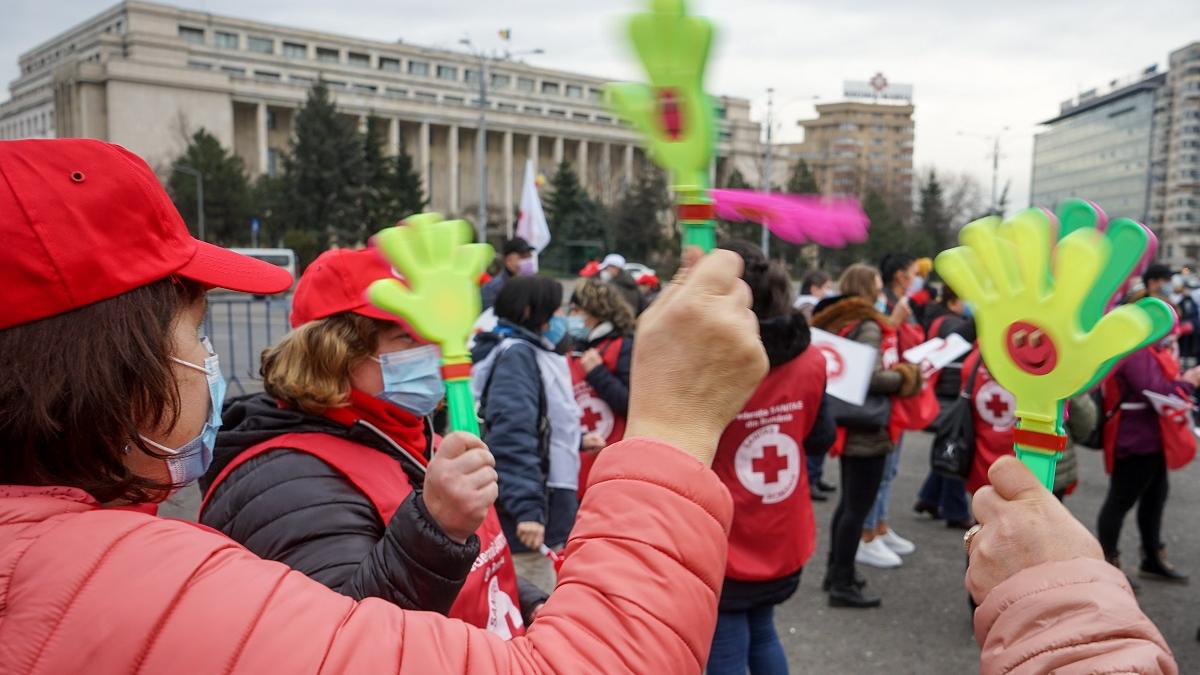 Se iau bani de la meseriile esențiale: medici, profesori și polițiști