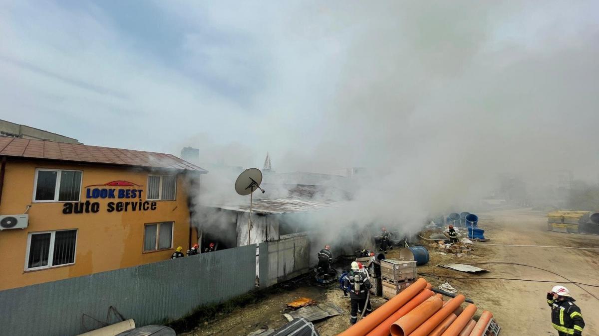 Incendiu la un service auto din București. Cel puțin o persoană a fost rănită
