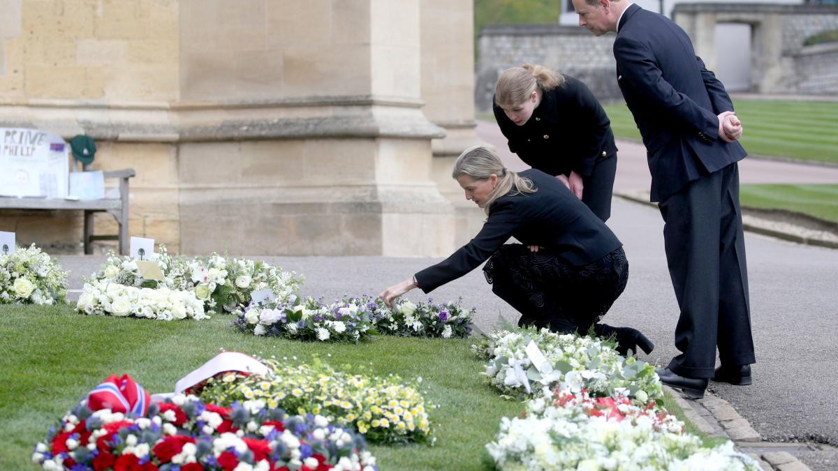 Orăşelul Windsor s-a pregătit de înmormântarea prinţului Philip. Locuitorii îi aduc un ultim omagiu