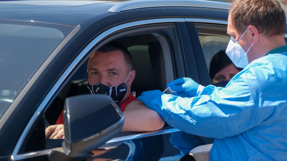 Sute de persoane s-au vaccinat la drive-thru și la Summitul Muzical de la Sibiu
