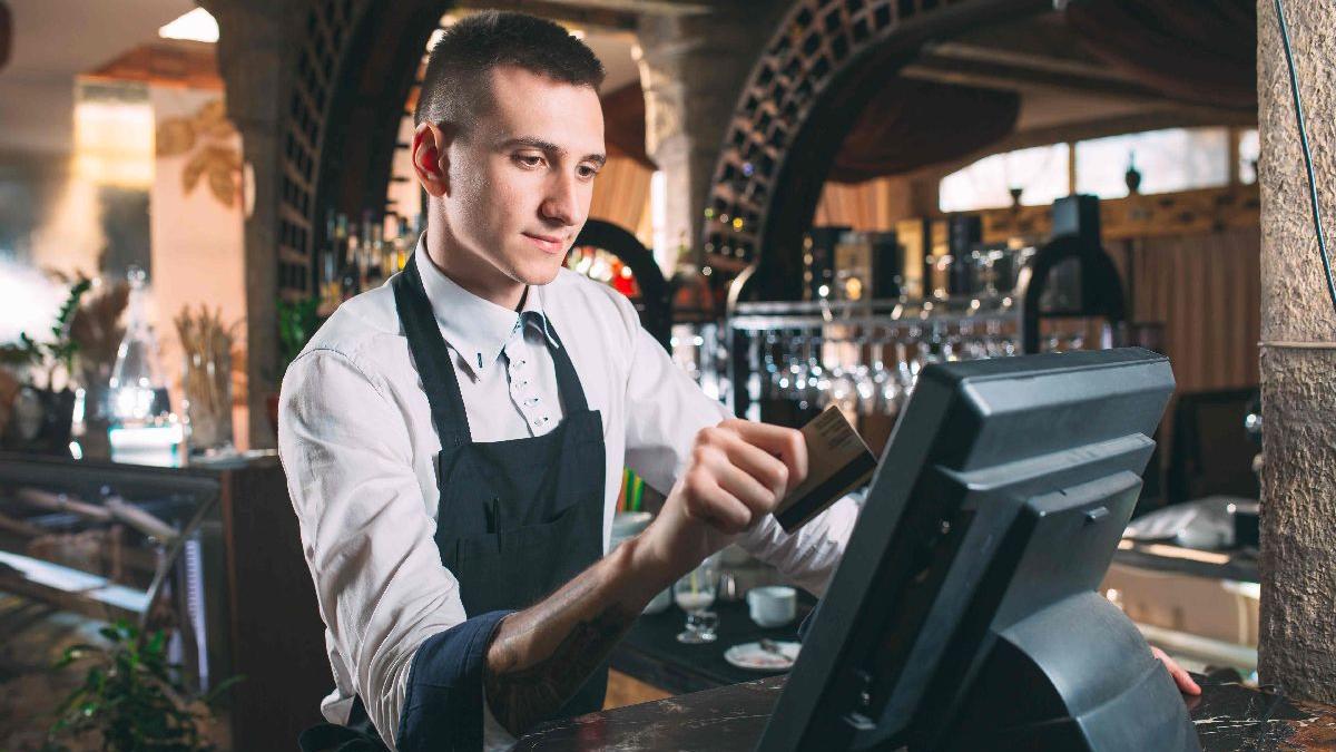 Polonia redeschide restaurantele şi barurile la exterior şi relaxează obligativitatea purtării măştii