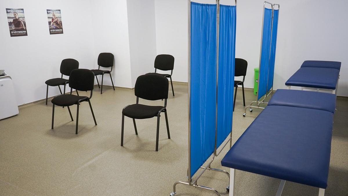 Subofiţer dintr-un centru de vaccinare din Craiova, acuzat că le-ar fi cerut oamenilor votcă