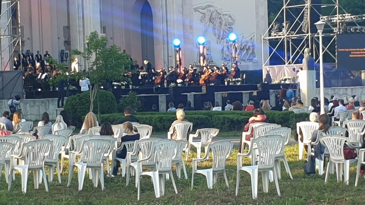 Operă de pandemie joasă cu Puccini și jandarmi