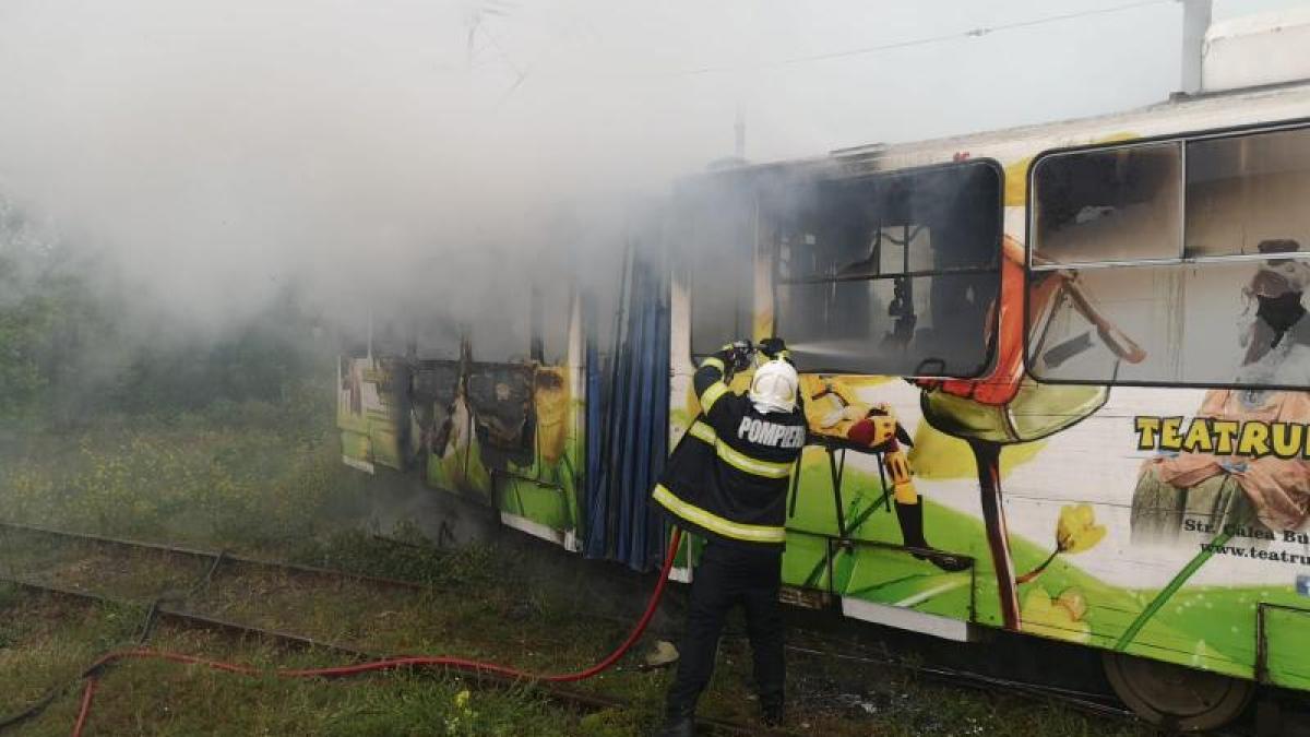 Un tramvai a luat foc în mers după ce a fost lovit de fulger, în Craiova