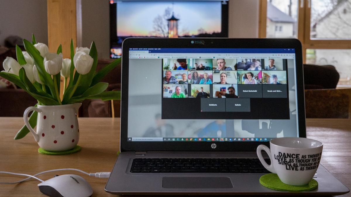 Oboseala de Zoom sau cum să depăşim multiplele conferinţe online şi munca la domiciliu 