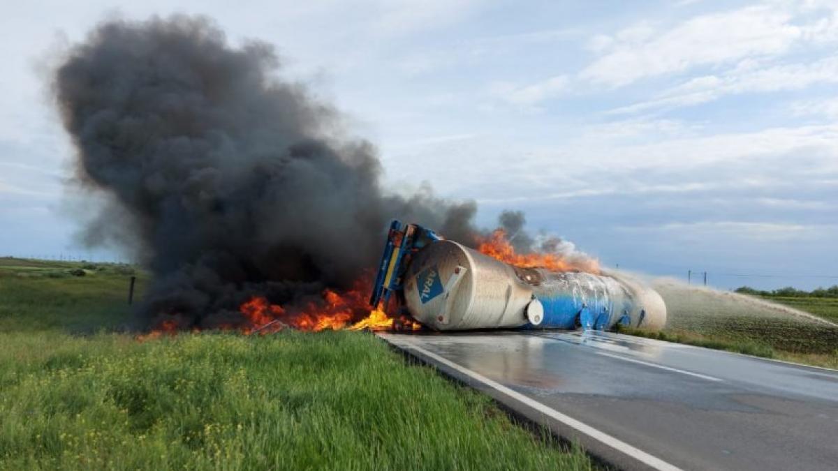 O autocisternă a luat foc pe o șosea din județul Brăila. Pompierii au izolat zona