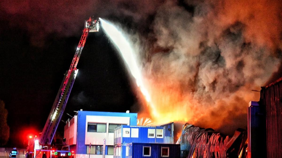 Incendiu puternic la o fabrică din Timiș