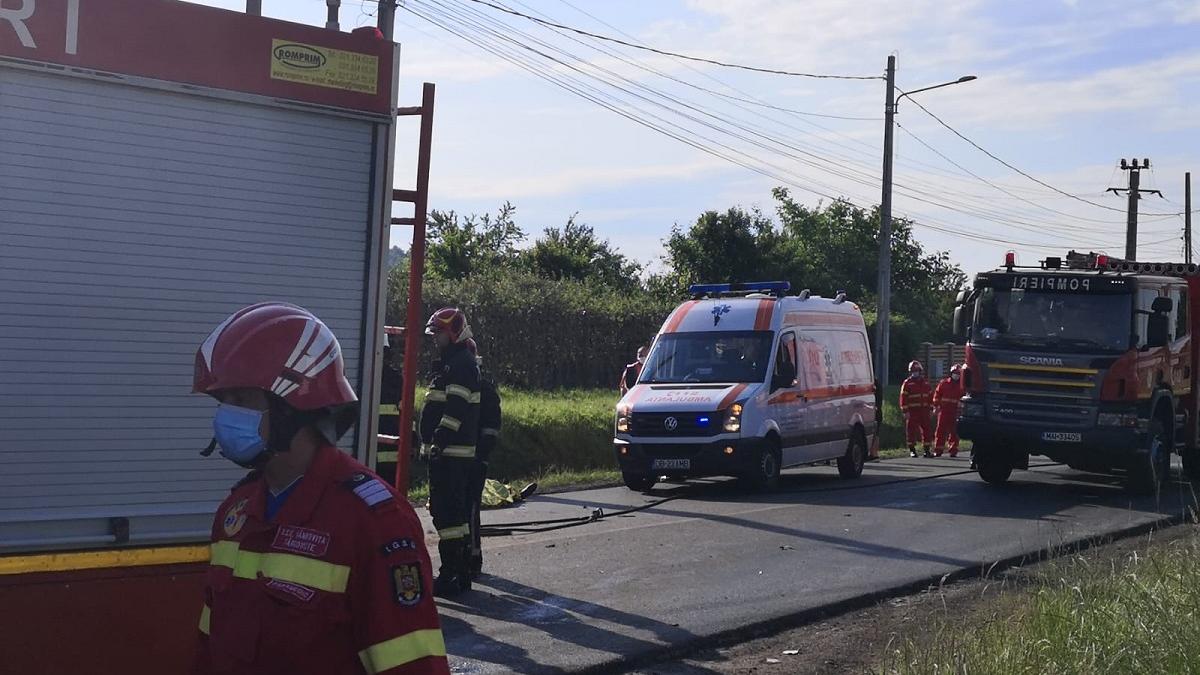 Accident grav în Dâmbovița. Coliziune între un microbuz de transport persoane și un autoturism