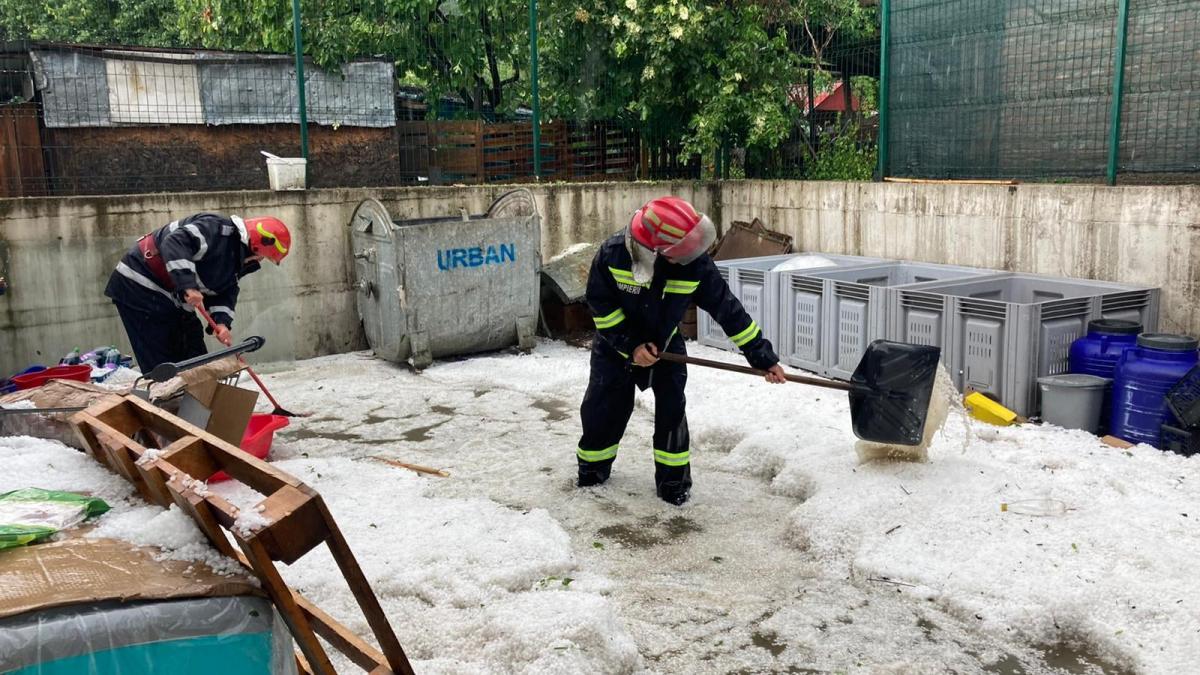 VIDEO Cantități uriașe de grindină s-au depus în localitatea Horezu