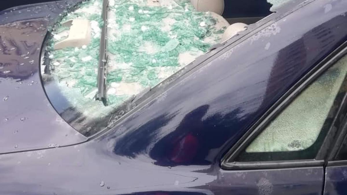 Primăria Sectorului 4 despăgubeşte proprietarii maşinilor avariate în urma furtunii de vineri