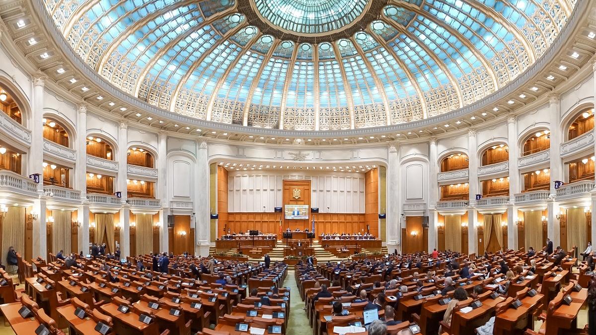 Senatul a adoptat proiectul privind revenirea la completuri de judecată la apel formate din doi judecători