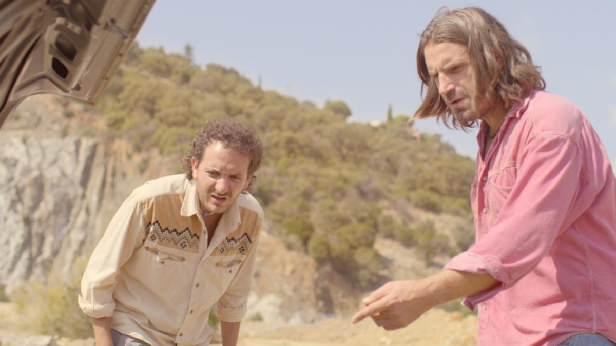 „Mandibule”, o comedie savuroasă de Quentin Dupieux,  cu doi tăntălăi și-o muscă gigantică, din 18 iunie în cinema.