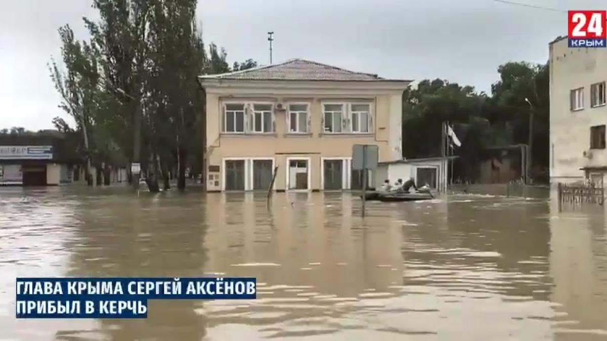 VIDEO Situație inedită în Crimeea. Guvernatorul se plimbă cu barca într-un oraș inundat. Bodyguarzii înoată în spatele acestuia