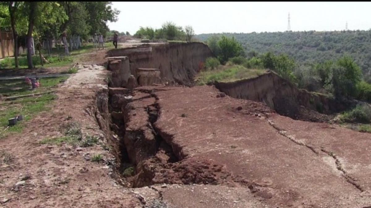O alunecare de teren s-a produs într-un sat din Vâlcea. Patru gospodării sunt în pericol