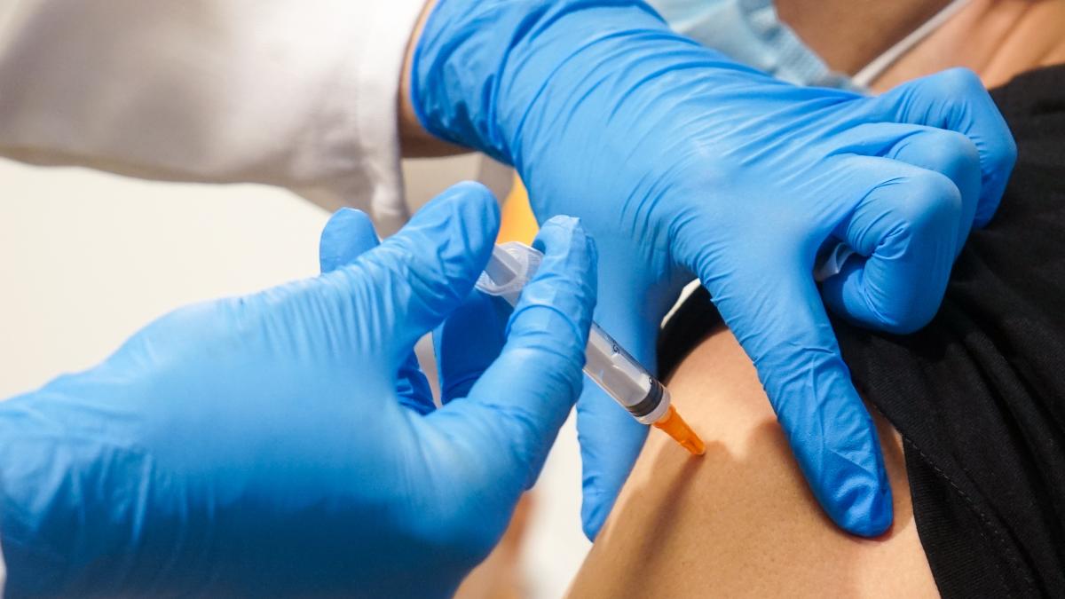 Turiștii care merg în weekend la Brașov se pot vaccina în Piața Sfatului