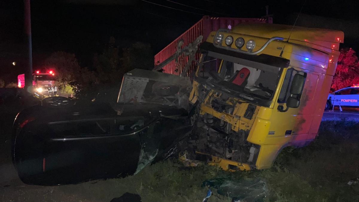 Accident grav în Teleorman. O autoutilitară a fost spulberată de un TIR. Cinci persoane au murit
