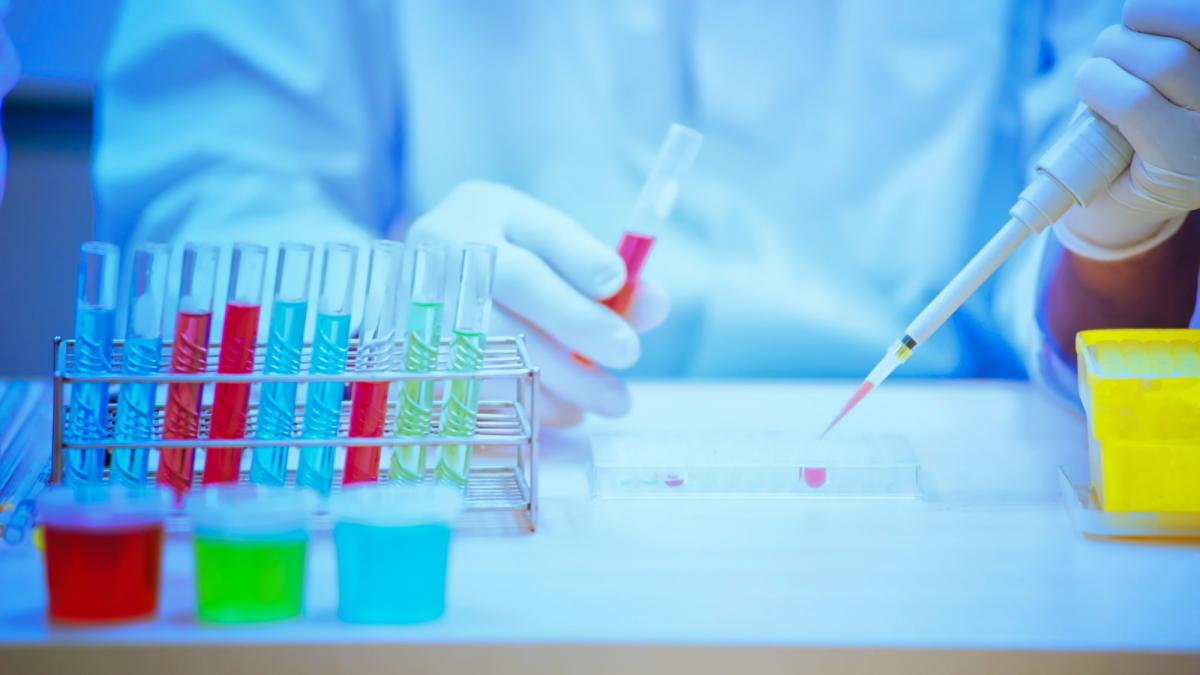 Laboratoarele medicale acreditate pentru teste PCR şi-au crescut afacerile şi de 3-4 ori în pandemie