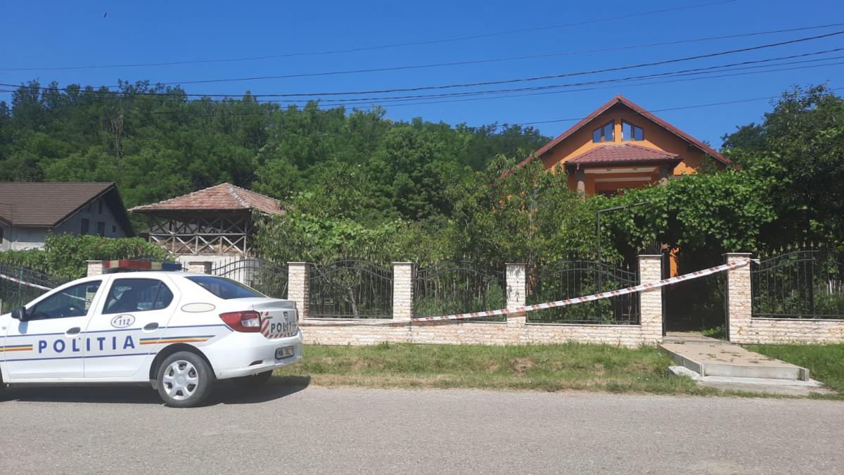 Salvatorii din Poienari: prind criminali, sting incendii și alungă urșii