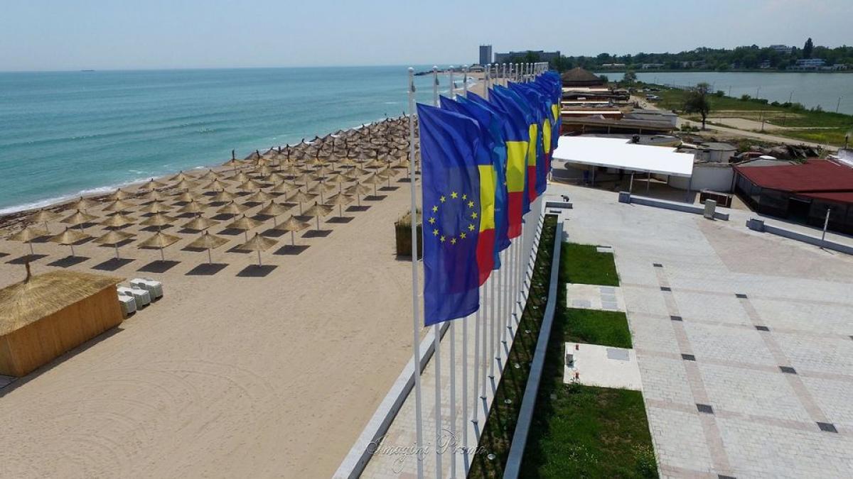 Turist în stațiunea președinților: 60 de lei - șezlongul, 200 de lei - baldachinul