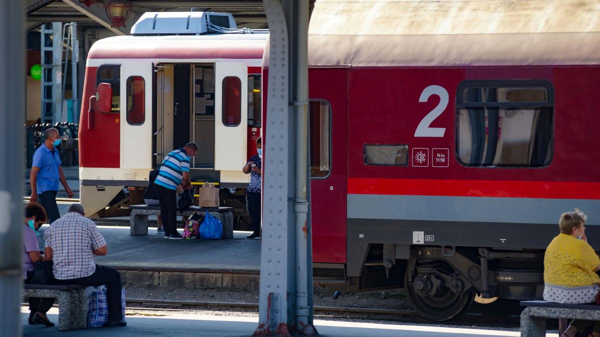 Trenurile prind viteză la întârzieri - un an au mers, un an au stat 