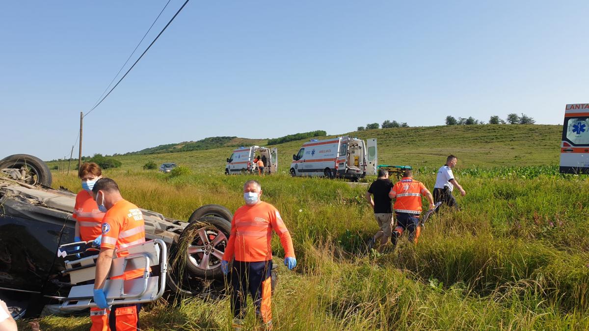O maşină în care se aflau doi copii și doi adulți s-a răsturnat în Vaslui. Toți sunt răniți