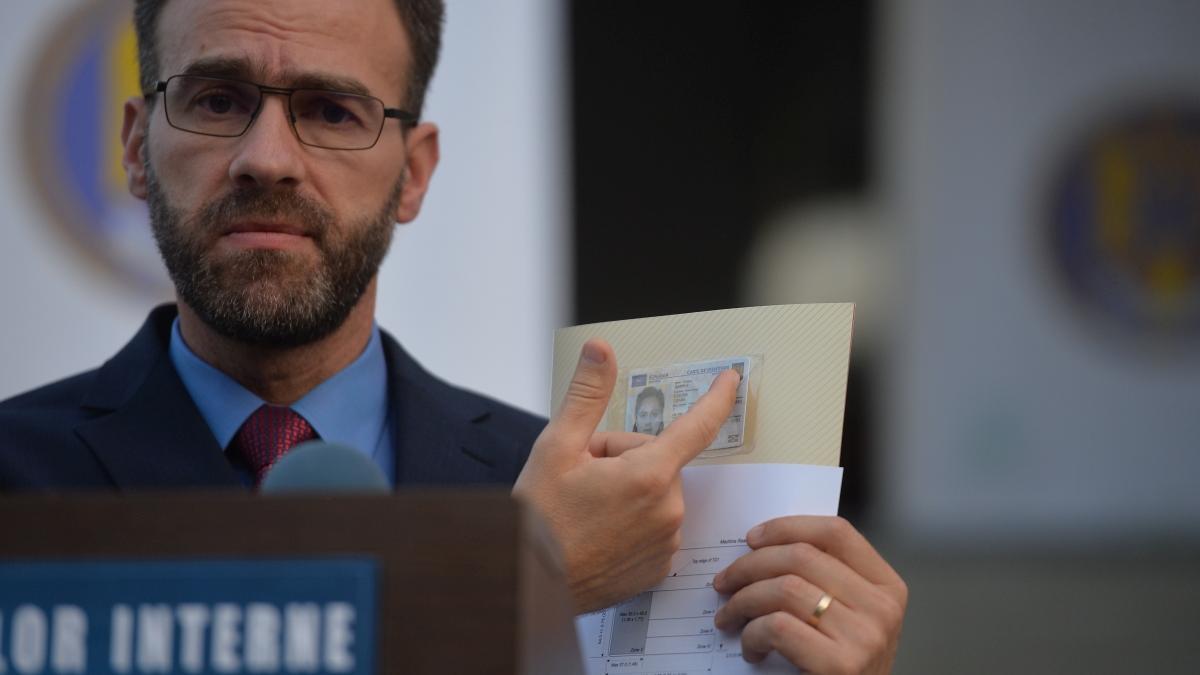 MAI despre noile buletine: Lucrăm la înlocuirea expresiei gen şi la introducerea drapelului naţional